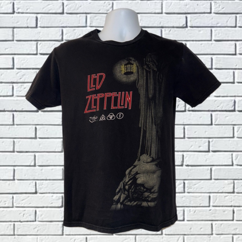 Led Zeppelin Lantern Man Occult Symbols Tee-Shirt Black Cream Red. Size - Small